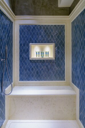 Badewanne, Regendusche, Haartrockner