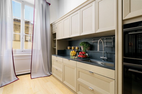 Kühlschrank, Mikrowelle, Ofen, Geschirrspüler