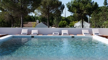 15 piscinas externas, guarda-sóis, espreguiçadeiras