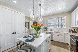 Fridge, microwave, oven, stovetop - New Luxury Home, Boat Slip and EV Charger - Salt and Sand (Cortez)