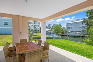 Outdoor dining - New Luxury Home, Boat Slip and EV Charger - Salt and Sand (Cortez)