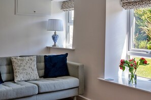 TV - Trethew Cottage (Wheal Buller)