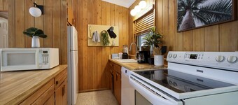 Bo’s Beach Bungalow! Steps to Beach, Shops and Dining