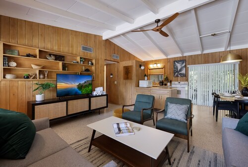 Bo’s Beach Bungalow! Steps to Beach, Shops and Dining