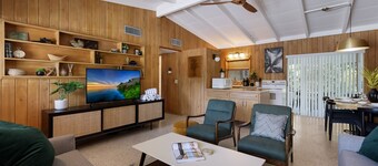 Bo’s Beach Bungalow! Steps to Beach, Shops and Dining