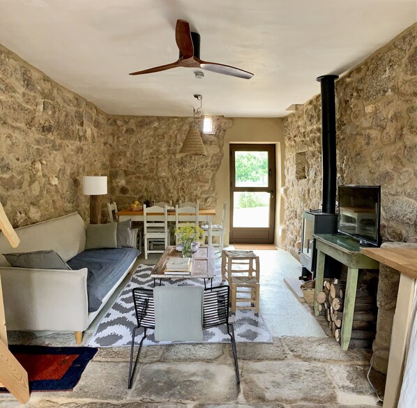 Living area - Capela da Coenga, Antigua Capilla Rehabilitada Como Vivienda (Ribadavia)