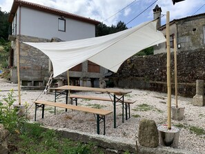 Outdoor dining - Capela da Coenga, Antigua Capilla Rehabilitada Como Vivienda (Ribadavia)