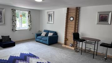 Cabin, 1 Queen Bed | Living area