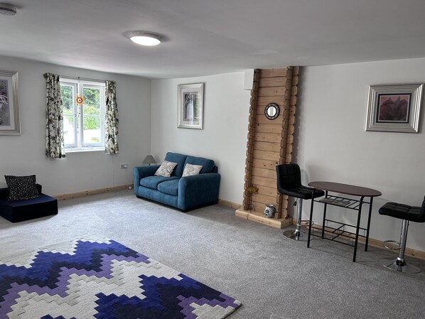 Mökki, 1 keskisuuri parisänky | Oleskelualue