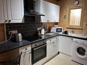 Mökki, 1 keskisuuri parisänky | Yksityinen keittiö | Jääkaappi, mikroaaltouuni, uuni, liesi