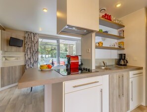 ثلاجة، ميكروويف، محمصة خبز، كرسي للأطفال