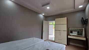 2 habitaciones y tabla de planchar con plancha