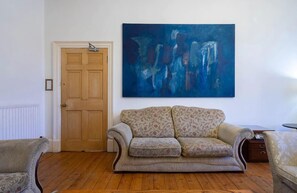 Apartamento, várias camas | Área de estar