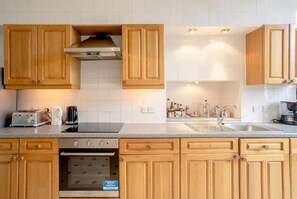 Apartment, Multiple Beds | Private kitchen | Fridge, microwave, oven, stovetop - Captivating 4-bed Apartment in Edinburgh (Edinburgh)
