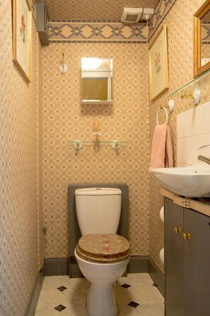 Apartment, Multiple Beds | Bathroom | Shower, towels - Captivating 4-bed Apartment in Edinburgh (Edinburgh)
