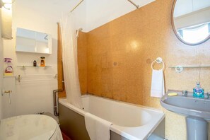 Appartement, Meerdere bedden | Badkamer | Een douche, handdoeken