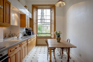 Apartment, Multiple Beds | Private kitchen | Fridge, microwave, oven, stovetop - Captivating 4-bed Apartment in Edinburgh (Edinburgh)