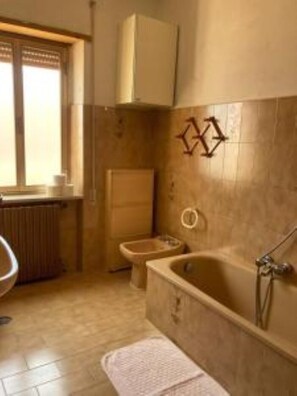 Shower, hair dryer, bidet, towels - 2 Bedroom Villa in Valledoria (Valledoria)