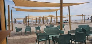 شاطئ خاص، مظلات الشاطئ