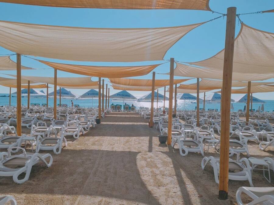 Privat strand og parasoller