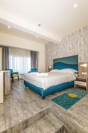 1 bedroom, memory foam beds, desk, soundproofing