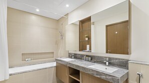 Comfort-Apartment | Badezimmer | Badewanne und Dusche (separat), Haartrockner, Handtücher