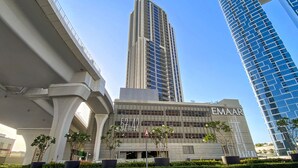 Un bâtiment moderne dont la façade porte l’inscription « EMAAR » et le numéro « 52142 ».
