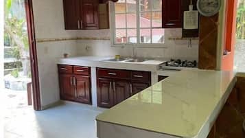 Refrigerador, microondas, cafetera y tetera y tostadora
