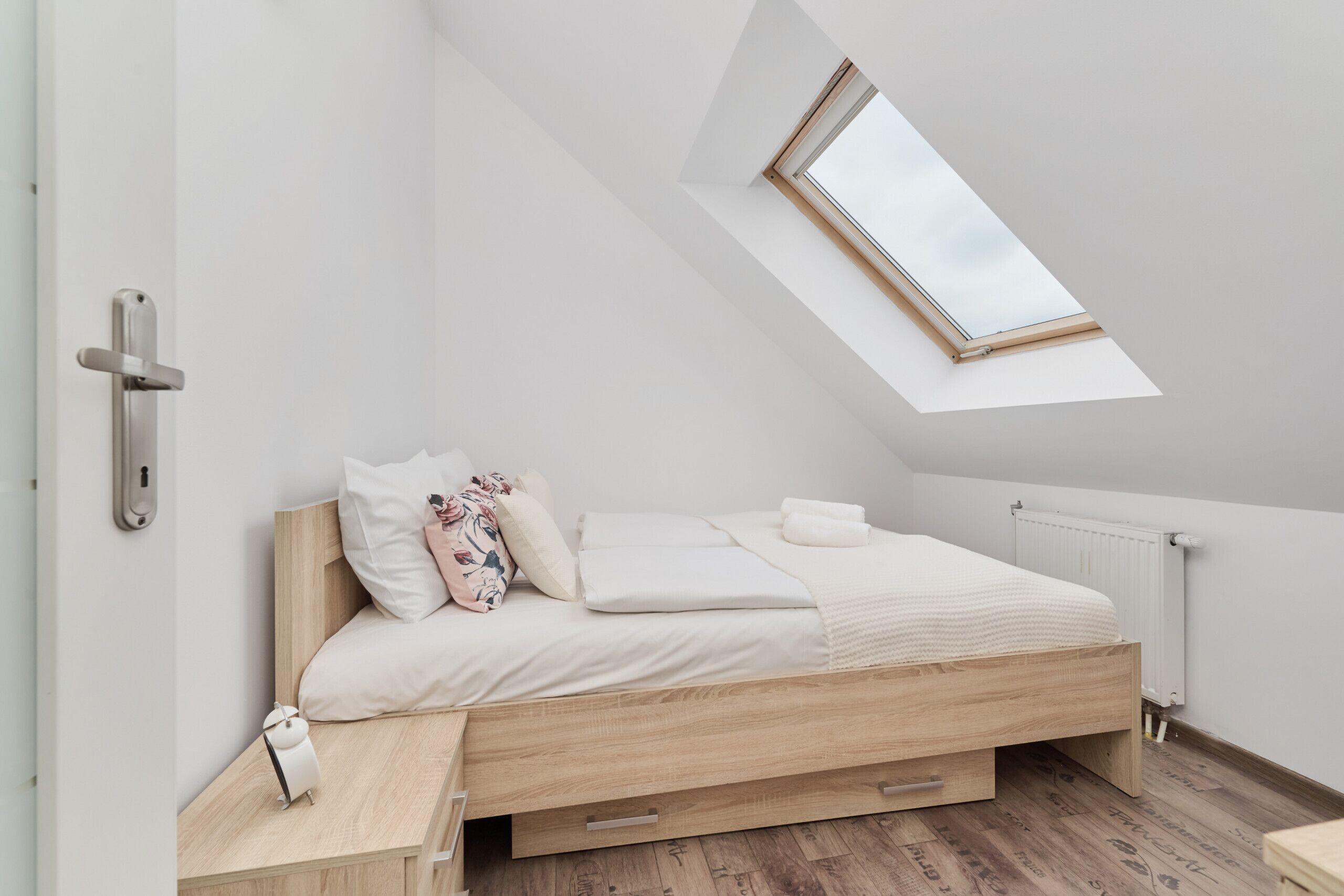 1 bedroom, individually decorated, individually furnished, bed sheets