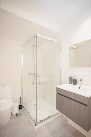 Shower, hair dryer, towels - Liiiving in Porto - Secret Grove Mezzanine (Porto)