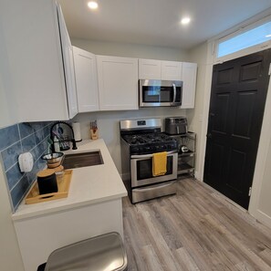 Kjøleskap, mikrobølgeovn, ovn og kokeplater