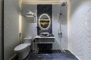 Standard Double Room | Bathroom | Shower, rainfall showerhead, free toiletries, hair dryer - H.A.O Boutique Hotel (Ho Chi Minh City)