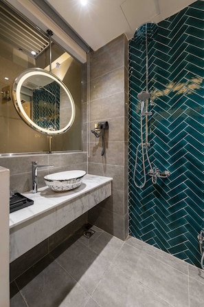 Quarto casal standard | Banheiro | Chuveiro, chuveiro com efeito de chuva, produtos de toalete grátis 