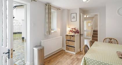 Idyllic Cottage in Heart of Devon Countryside