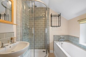 Bathtub, hair dryer, towels - Idyllic Cottage in Heart of Devon Countryside (Cullompton)