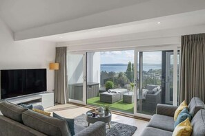 Een televisie, boeken en een kantoor