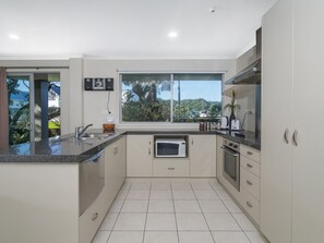 Fridge, microwave, dishwasher, toaster - Marinaview - Whitianga Holiday Apartment (Whitianga)