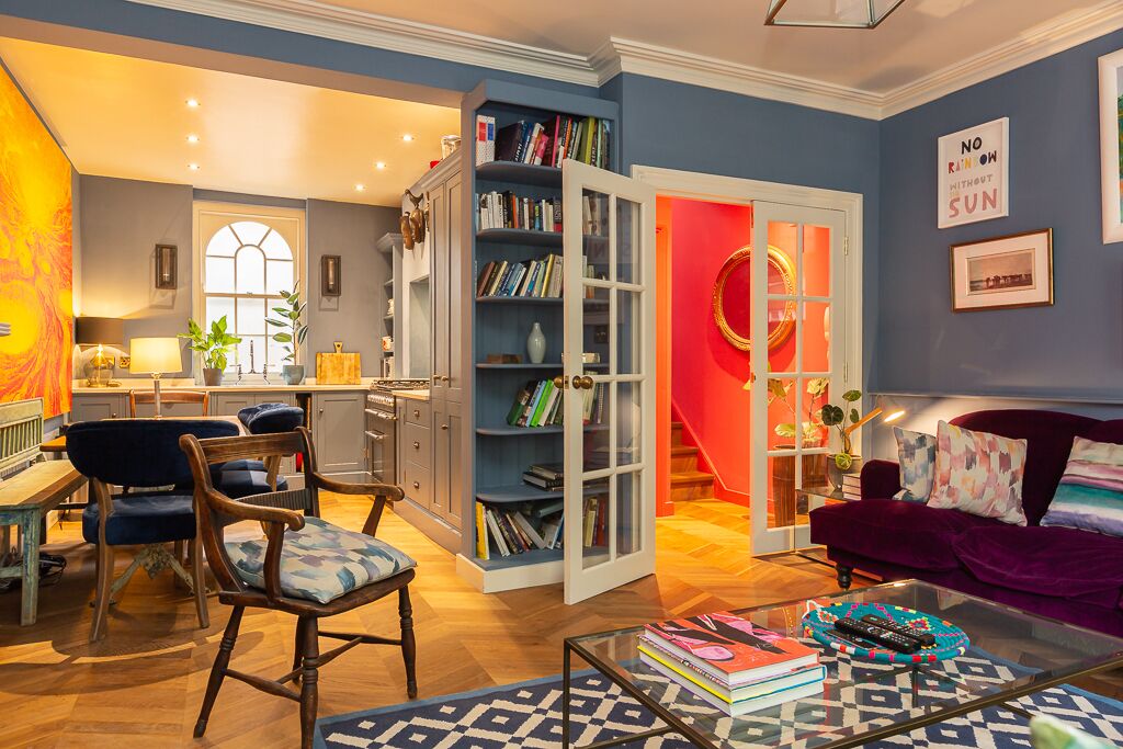 Smart TV, fireplace, books, stereo