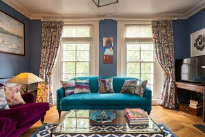 Smart-TV, peis, bøker og stereoanlegg