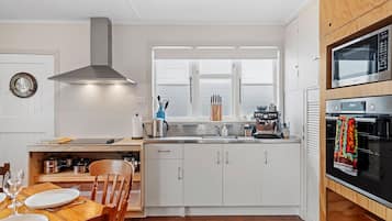 Refrigerador, microondas, cafetera/tetera, tostadora