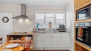 Geladeira, micro-ondas, cafeteira/chaleira, torradeira