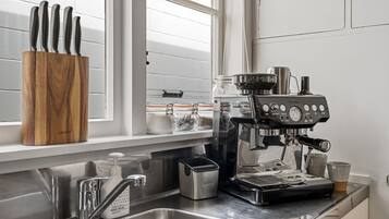 Refrigerador, microondas, cafetera/tetera, tostadora