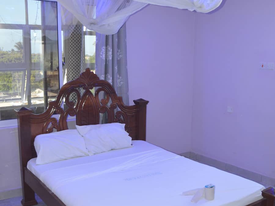 Business Suite | Desk, laptop workspace, free WiFi, bed sheets