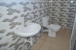 Shower, rainfall showerhead, free toiletries, towels