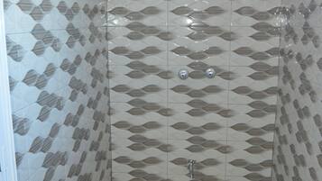 Dusche, Regendusche, kostenlose Toilettenartikel, Handtücher