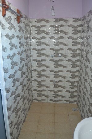 Shower, rainfall showerhead, free toiletries, towels