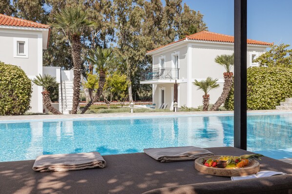 Kauden mukainen ulkouima-allas, aurinkovarjoja, aurinkotuoleja