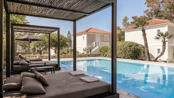 Piscina externa sazonal, guarda-sóis, espreguiçadeiras