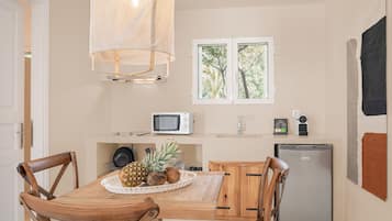Apartamento, vista para o mar | Cozinha americana privada | Geladeira, micro-ondas, chaleira elétrica