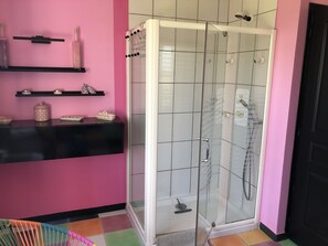 Shower, free toiletries, hair dryer, bidet